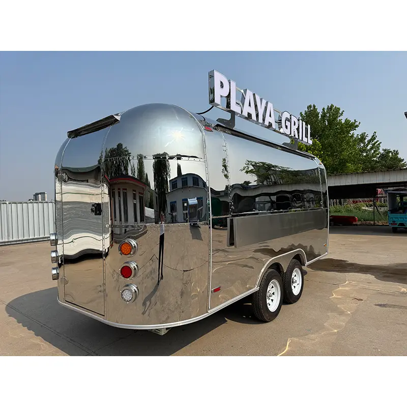 Причіп Airstream з нержавіючої сталі з дзеркальним покриттям